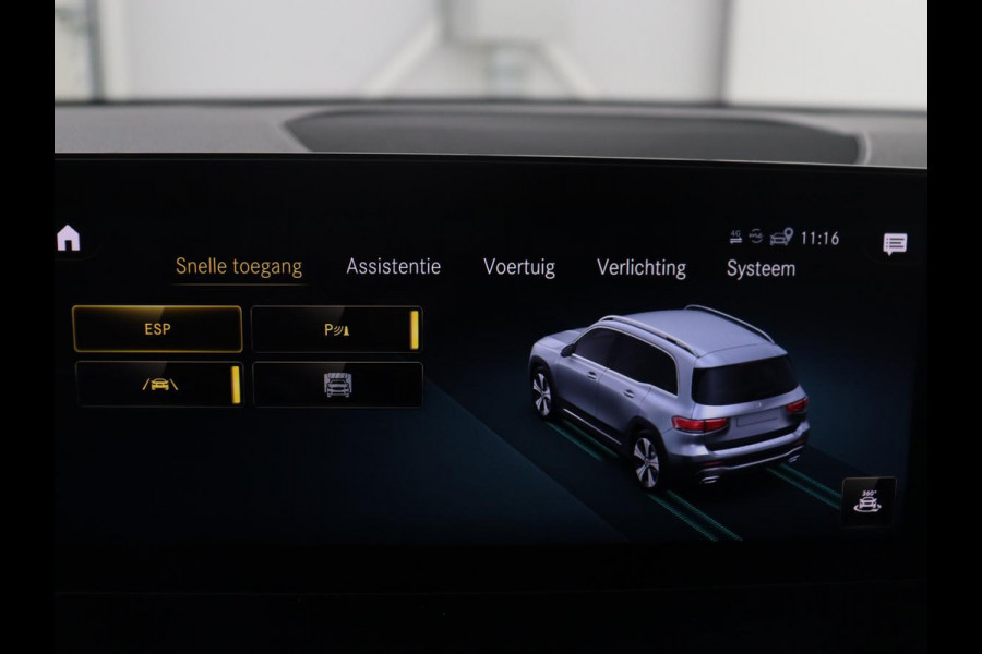 Mercedes-Benz GLB 200 Business Solution AMG | Panoramadak | Memory | Leder/alcantara | Trekhaak | Cruise control | Stoelverwarming | Camera | Park assist | Sfeerverlichting | Carplay