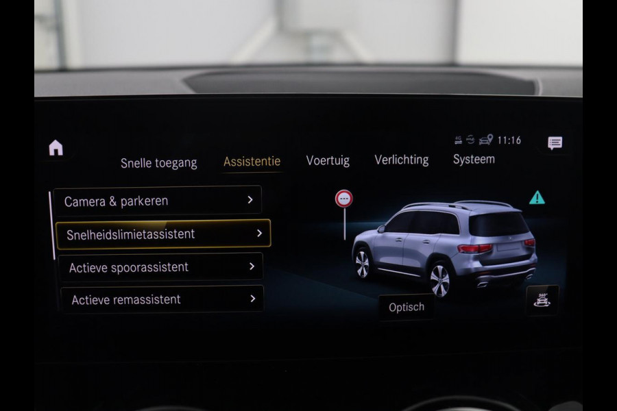 Mercedes-Benz GLB 200 Business Solution AMG | Panoramadak | Memory | Leder/alcantara | Trekhaak | Cruise control | Stoelverwarming | Camera | Park assist | Sfeerverlichting | Carplay