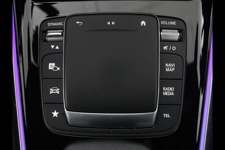 Mercedes-Benz GLB 200 Business Solution AMG | Panoramadak | Memory | Leder/alcantara | Trekhaak | Cruise control | Stoelverwarming | Camera | Park assist | Sfeerverlichting | Carplay
