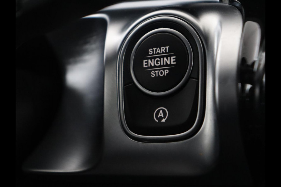 Mercedes-Benz GLB 200 Business Solution AMG | Panoramadak | Memory | Leder/alcantara | Trekhaak | Cruise control | Stoelverwarming | Camera | Park assist | Sfeerverlichting | Carplay