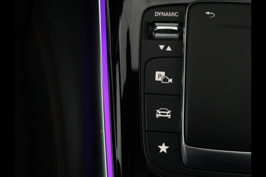 Mercedes-Benz GLB 200 Business Solution AMG | Panoramadak | Memory | Leder/alcantara | Trekhaak | Cruise control | Stoelverwarming | Camera | Park assist | Sfeerverlichting | Carplay