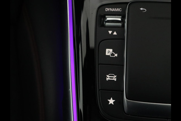 Mercedes-Benz GLB 200 Business Solution AMG | Panoramadak | Memory | Leder/alcantara | Trekhaak | Cruise control | Stoelverwarming | Camera | Park assist | Sfeerverlichting | Carplay