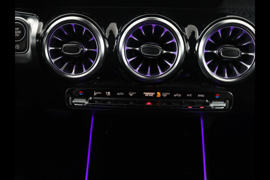 Mercedes-Benz GLB 200 Business Solution AMG | Panoramadak | Memory | Leder/alcantara | Trekhaak | Cruise control | Stoelverwarming | Camera | Park assist | Sfeerverlichting | Carplay