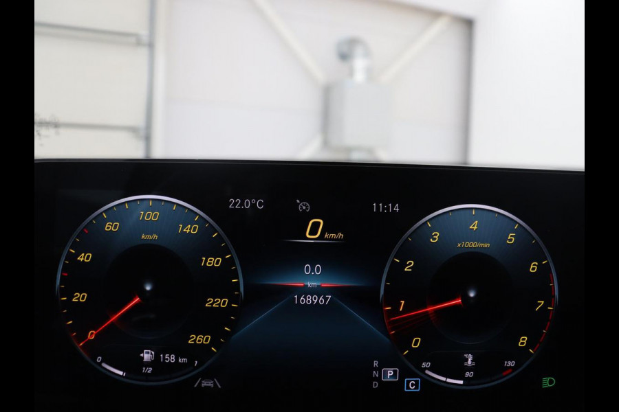 Mercedes-Benz GLB 200 Business Solution AMG | Panoramadak | Memory | Leder/alcantara | Trekhaak | Cruise control | Stoelverwarming | Camera | Park assist | Sfeerverlichting | Carplay