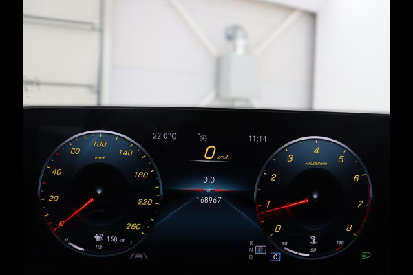 Mercedes-Benz GLB 200 Business Solution AMG | Panoramadak | Memory | Leder/alcantara | Trekhaak | Cruise control | Stoelverwarming | Camera | Park assist | Sfeerverlichting | Carplay