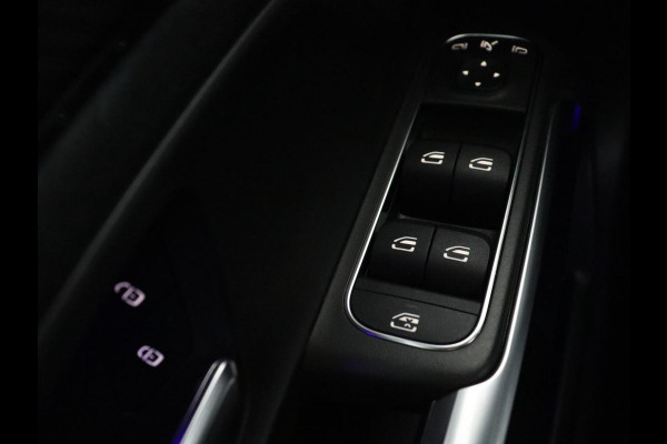 Mercedes-Benz GLB 200 Business Solution AMG | Panoramadak | Memory | Leder/alcantara | Trekhaak | Cruise control | Stoelverwarming | Camera | Park assist | Sfeerverlichting | Carplay