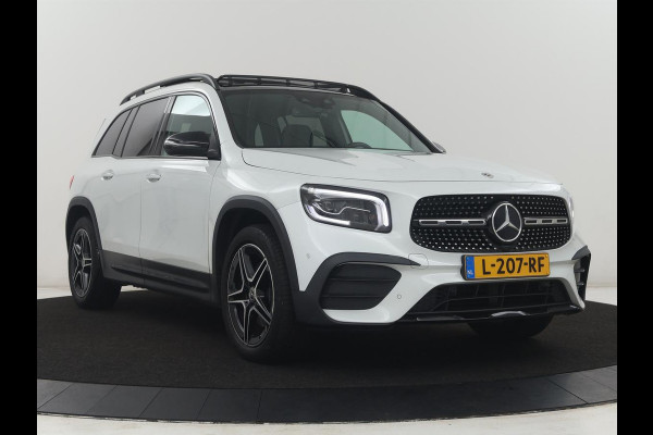 Mercedes-Benz GLB 200 Business Solution AMG | Panoramadak | Memory | Leder/alcantara | Trekhaak | Cruise control | Stoelverwarming | Camera | Park assist | Sfeerverlichting | Carplay