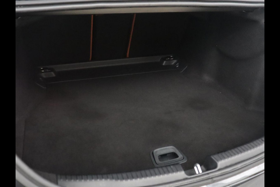 Mercedes-Benz C-Klasse 200 Luxury Line | Panoramadak | Leder | Memory | Adaptive cruise | Stoelverwarming | Burmester | 360 camera | Park assist | Sfeerverlichting | Carplay | Climate control