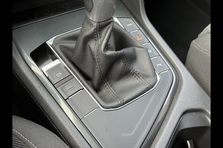 Volkswagen Tiguan 1.4 TSI eHybrid R-Line Business+ | Camera | Stoelverwarming | Dodehoeksensoren