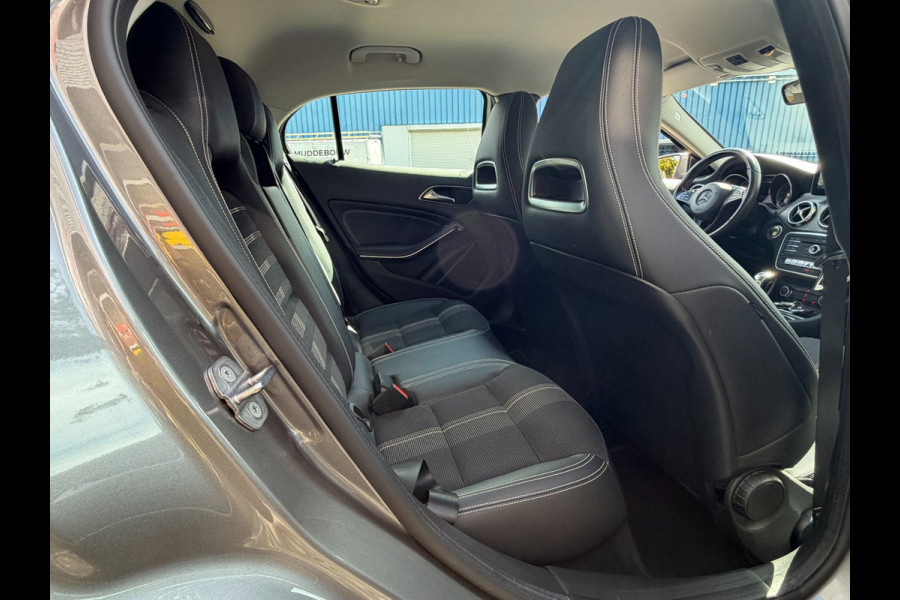 Mercedes-Benz GLA 180 Urban Sport - Navigatie I Airco I 1/2 Leder Sport interieur & Velgen I LED I Camera - PDC I