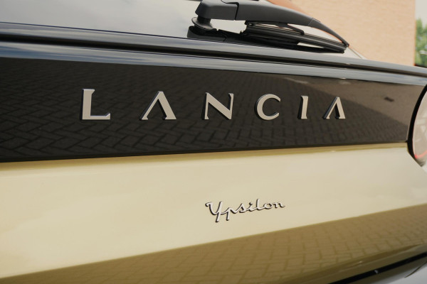 Lancia Ypsilon Edizione Limitata 51 kWh + 360° CAMERA / DODEHOEK / BEKLEDING FLUWEEL / SFEERVERLICHTING
