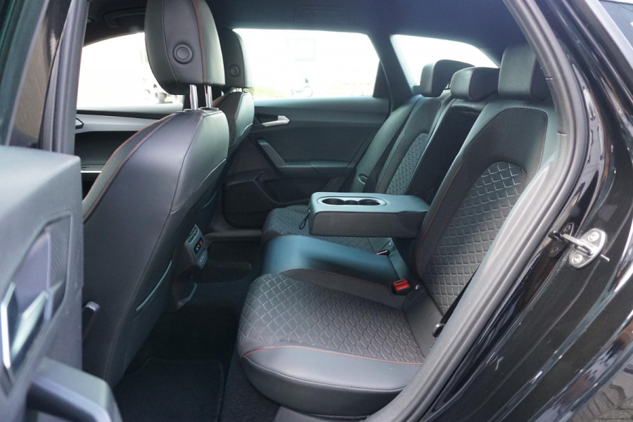 Seat Leon Sportstourer 1.5 eTSI FR Business Intense * DEALER ONDERHOUDEN * + CAMERA / KEYLESS / ELEK. TREKHAAK / STUURWIELVERWARMING