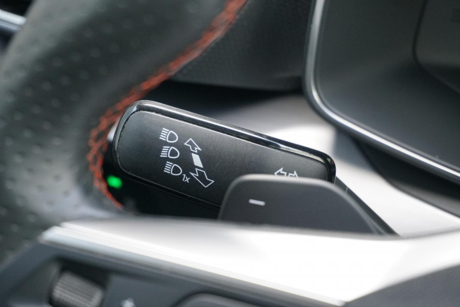 Seat Leon Sportstourer 1.5 eTSI FR Business Intense * DEALER ONDERHOUDEN * + CAMERA / KEYLESS / ELEK. TREKHAAK / STUURWIELVERWARMING
