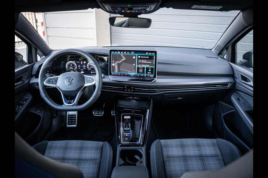 Volkswagen Golf 8.5 1.5 eHybrid GTE - Nieuw! l Pano l HUD l 360cam l Trekhaak