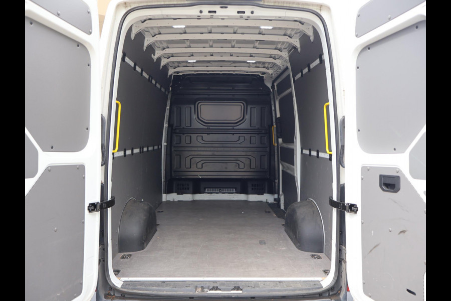 Volkswagen Crafter 35 2.0 TDI 177 PK AUT. L3H3 + 3000 KG TREKHAAK | ADAPTIVE CRUISE | LED | CAMERA | CARPLAY | STOELVERW.