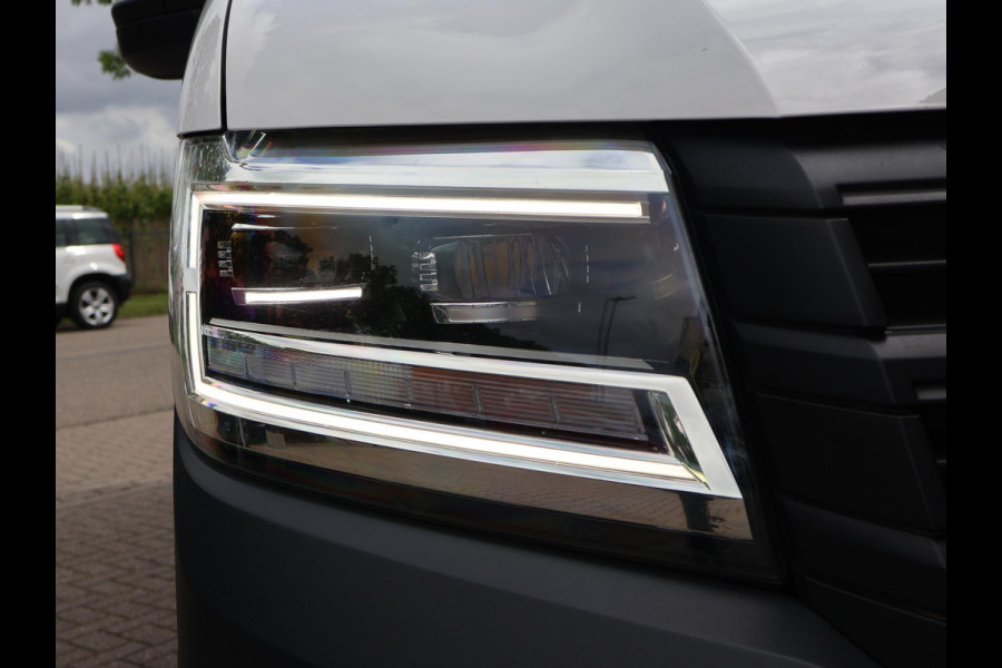 Volkswagen Crafter 35 2.0 TDI 177 PK AUT. L3H3 + 3000 KG TREKHAAK | ADAPTIVE CRUISE | LED | CAMERA | CARPLAY | STOELVERW.