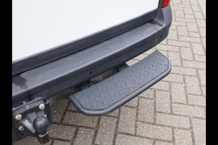 Volkswagen Crafter 35 2.0 TDI 177 PK AUT. L3H3 + 3000 KG TREKHAAK | ADAPTIVE CRUISE | LED | CAMERA | CARPLAY | STOELVERW.