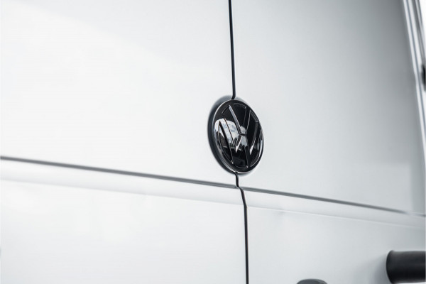Volkswagen Crafter 2.0 TDI DSG L3H3 | Bi-Xenon | Trekhaak | Navigatie | CarPlay | Camera | 3-Zitter | Dealer onderhouden | 1e eigenaar | Nieuwe APK