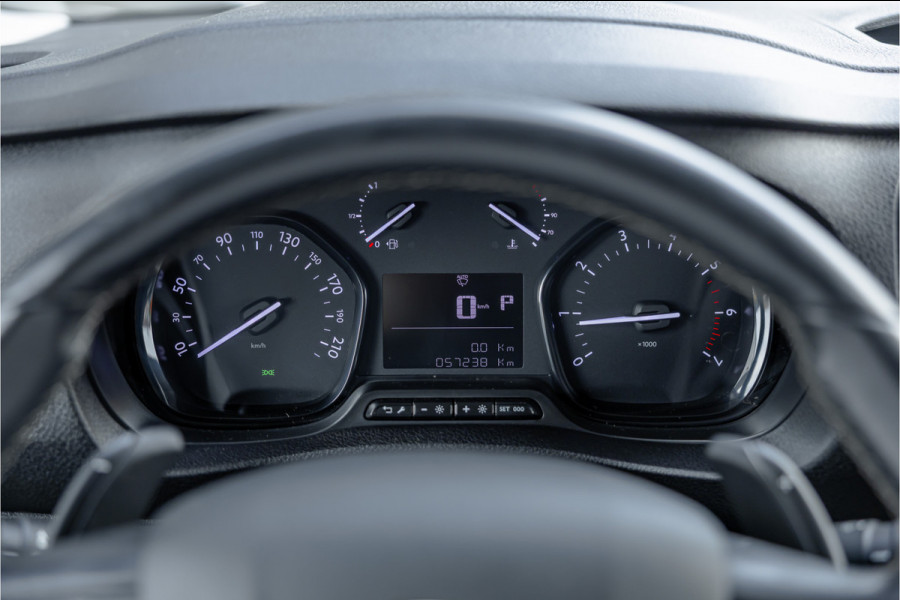 Toyota ProAce 2.0 D XL L3H1 | Standkachel | Camera | CarPlay | Stoelverwarming | Trekhaak | Cruise control | DAB | Nieuwe APK