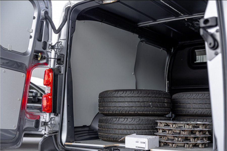 Toyota ProAce 2.0 D XL L3H1 | Standkachel | Camera | CarPlay | Stoelverwarming | Trekhaak | Cruise control | DAB | Nieuwe APK