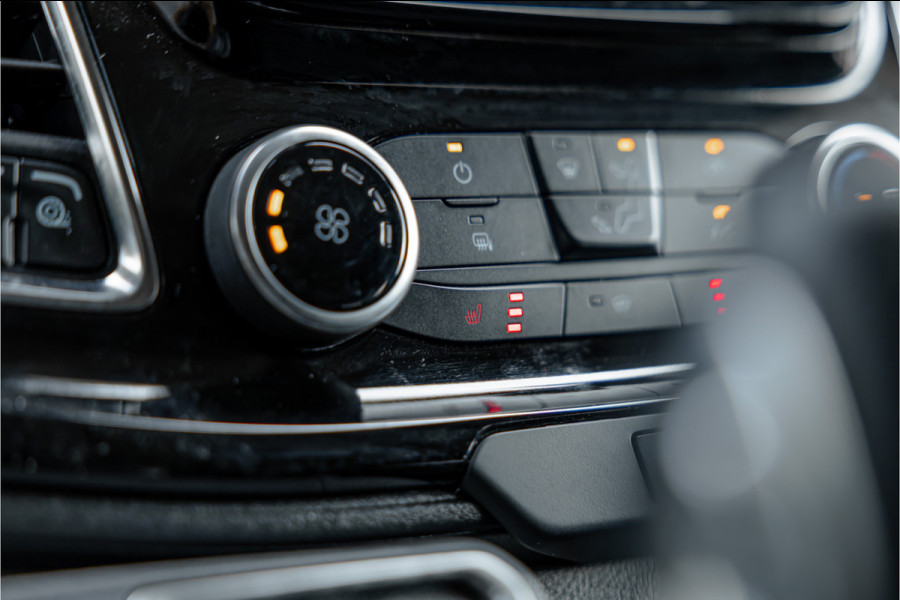 Ford Transit Custom 320 2.0 TDCI L2H1 Platinum Edition DC | Bi-Xenon | CarPlay | Camera | Navigatie | Lederen bekleding | Trekhaak | Stoelverwarming | Nieuwe APK | Orig. NL auto