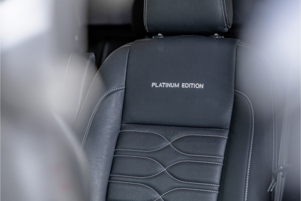 Ford Transit Custom 320 2.0 TDCI L2H1 Platinum Edition DC | Bi-Xenon | CarPlay | Camera | Navigatie | Lederen bekleding | Trekhaak | Stoelverwarming | Nieuwe APK | Orig. NL auto