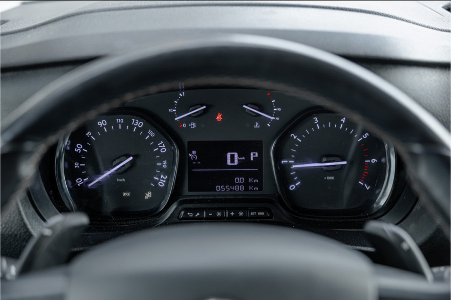 Opel Vivaro 2.0 CDTI L3H1 XL Edition | Automaat | CarPlay | Camera | Stoelverwarming | Trekhaak | F1 Flippers | Cruise control | Bedrijfswageninrichting | 3-Zitter | Nieuwe APK