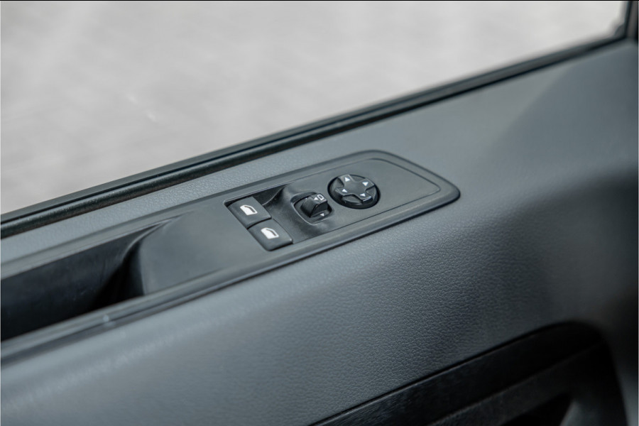 Opel Vivaro 2.0 CDTI L3H1 XL Edition | Automaat | CarPlay | Camera | Stoelverwarming | Trekhaak | F1 Flippers | Cruise control | Bedrijfswageninrichting | 3-Zitter | Nieuwe APK