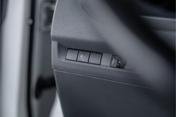 Opel Vivaro 2.0 CDTI L3H1 XL Edition | Automaat | CarPlay | Camera | Stoelverwarming | Trekhaak | F1 Flippers | Cruise control | Bedrijfswageninrichting | 3-Zitter | Nieuwe APK