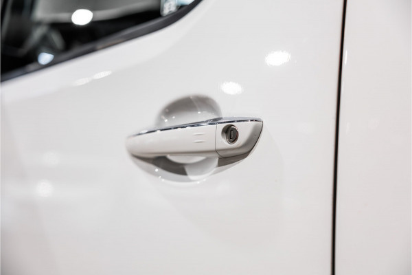 Opel Vivaro 2.0 CDTI L3H1 XL Edition | Automaat | CarPlay | Camera | Stoelverwarming | Trekhaak | F1 Flippers | Cruise control | Bedrijfswageninrichting | 3-Zitter | Nieuwe APK