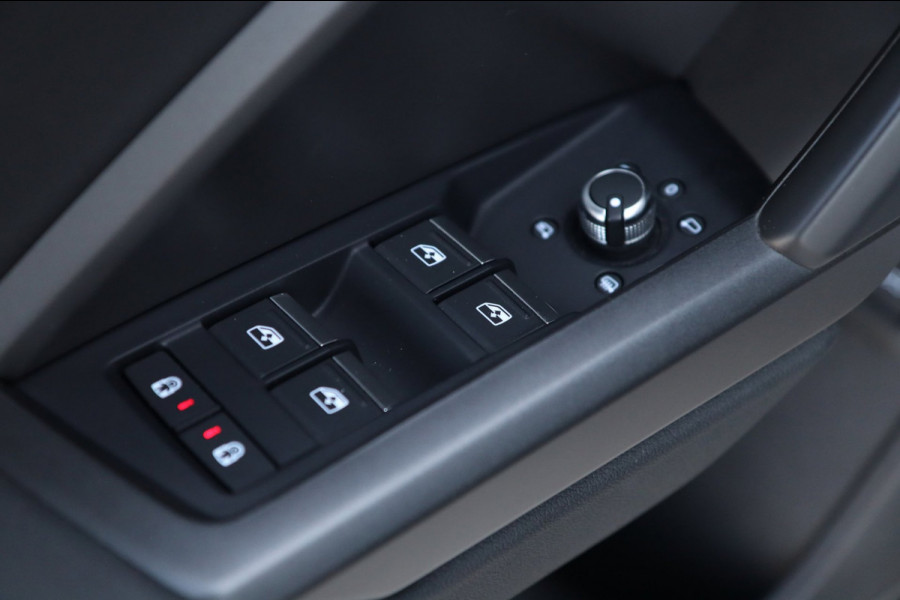 Audi Q3 40 TFSI Quattro 3x S-Line / PANO / VIRTUAL / ACC / CAMERA / DODEHOEK / 19'