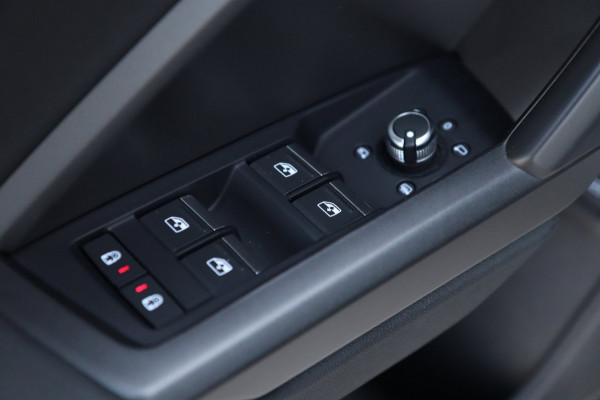 Audi Q3 40 TFSI Quattro 3x S-Line / PANO / VIRTUAL / ACC / CAMERA / DODEHOEK / 19'