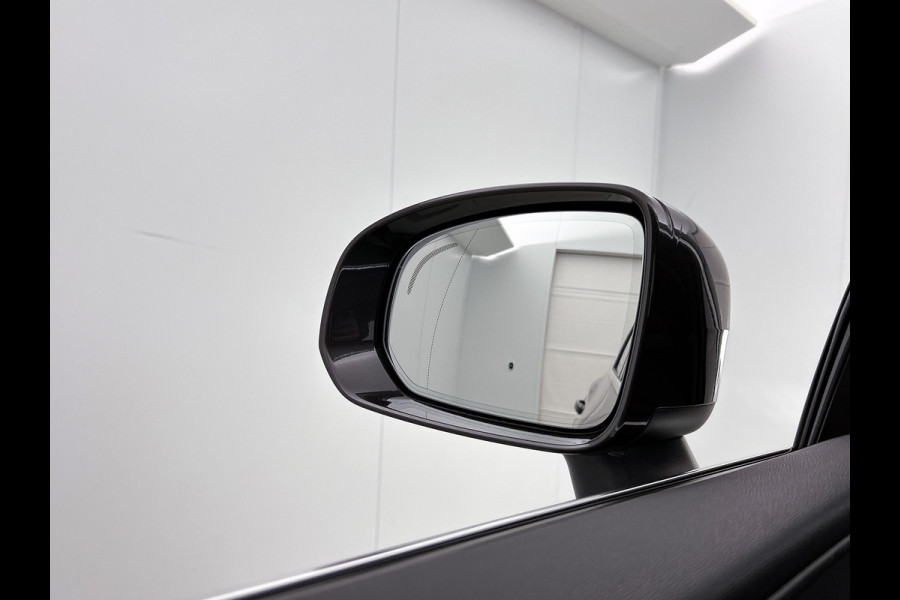 Volvo XC60 2.0 T6 Plug-in LongRange AWD Plus Bright / Panoramadak / Pdc+Camera / NL.Auto / Stoel-Stuurverwarming / Apk 02-2027