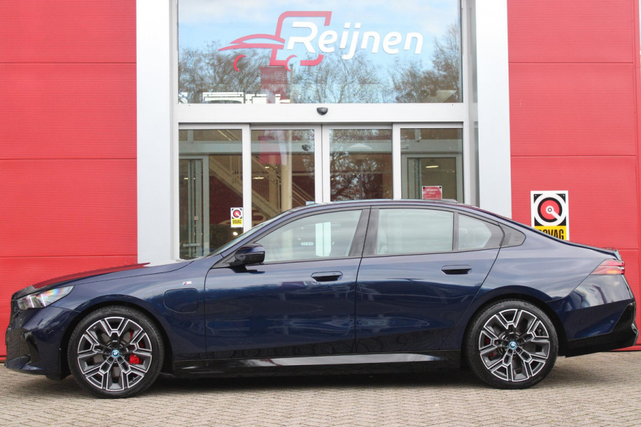 BMW 5 Serie 550e 490PK xDRIVE | BMW INTERGRAL ACTIVE STEERING (4 WIELBESTURING) | M SPORT PRO | PANORAMA DAK | BOWERS & WILKINS PREMIUM AUDIOSYSTEM | STUUR VERWARMING | 20" LICHTMETALEN VELGEN | ICONIC GLOW GRILL | ZONNESCHERM ACHTERRUIT ELEKTRISCH | INTERIEURLIJSTEN M DONKERZILVER/CARBON FIBER  | DRIVING ASSISTANT PLUS | SHADOW LINE | INNOVATIE PAKKET | TRAVEL PAKKET | COMFORT PAKKET (AUTOMATISCHE AIRCONDITIONING 4 ZONES MET AUTOMATISCHE LUCHTCIRCULATIEFUNCTIE, STOELVERWARMING VOOR + ACHTER, STOELEN ELEKTRISCH VERSTELBAAR MET MEMORY, ACTIEVE STOELVENTILATIE VOOR) | BMW INDIVIDUAL