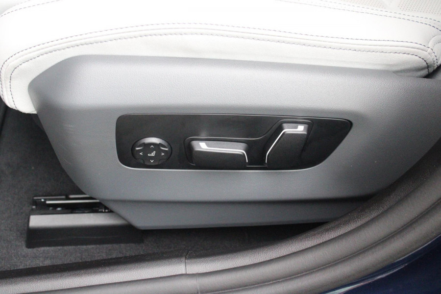 BMW 5 Serie 550e 490PK xDRIVE | BMW INTERGRAL ACTIVE STEERING (4 WIELBESTURING) | M SPORT PRO | PANORAMA DAK | BOWERS & WILKINS PREMIUM AUDIOSYSTEM | STUUR VERWARMING | 20" LICHTMETALEN VELGEN | ICONIC GLOW GRILL | ZONNESCHERM ACHTERRUIT ELEKTRISCH | INTERIEURLIJSTEN M DONKERZILVER/CARBON FIBER  | DRIVING ASSISTANT PLUS | SHADOW LINE | INNOVATIE PAKKET | TRAVEL PAKKET | COMFORT PAKKET (AUTOMATISCHE AIRCONDITIONING 4 ZONES MET AUTOMATISCHE LUCHTCIRCULATIEFUNCTIE, STOELVERWARMING VOOR + ACHTER, STOELEN ELEKTRISCH VERSTELBAAR MET MEMORY, ACTIEVE STOELVENTILATIE VOOR) | BMW INDIVIDUAL