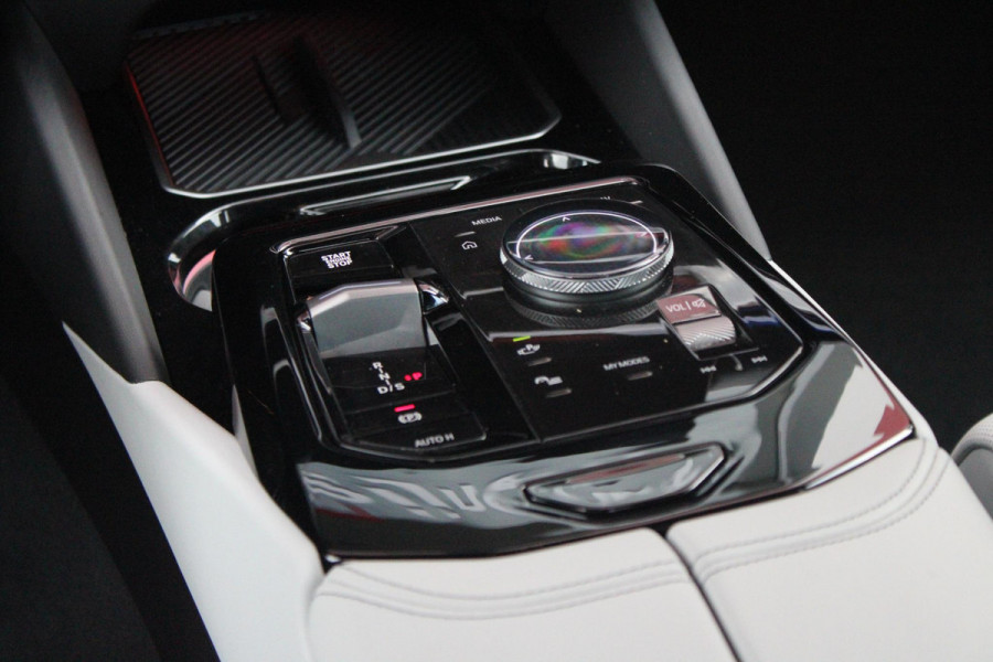 BMW 5 Serie 550e 490PK xDRIVE | BMW INTERGRAL ACTIVE STEERING (4 WIELBESTURING) | M SPORT PRO | PANORAMA DAK | BOWERS & WILKINS PREMIUM AUDIOSYSTEM | STUUR VERWARMING | 20" LICHTMETALEN VELGEN | ICONIC GLOW GRILL | ZONNESCHERM ACHTERRUIT ELEKTRISCH | INTERIEURLIJSTEN M DONKERZILVER/CARBON FIBER  | DRIVING ASSISTANT PLUS | SHADOW LINE | INNOVATIE PAKKET | TRAVEL PAKKET | COMFORT PAKKET (AUTOMATISCHE AIRCONDITIONING 4 ZONES MET AUTOMATISCHE LUCHTCIRCULATIEFUNCTIE, STOELVERWARMING VOOR + ACHTER, STOELEN ELEKTRISCH VERSTELBAAR MET MEMORY, ACTIEVE STOELVENTILATIE VOOR) | BMW INDIVIDUAL