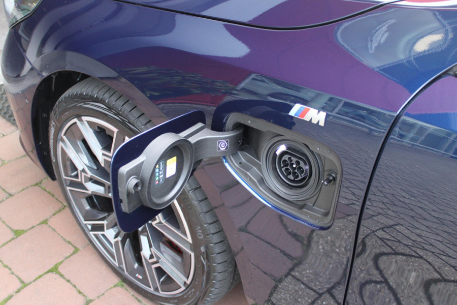 BMW 5 Serie 550e 490PK xDRIVE | BMW INTERGRAL ACTIVE STEERING (4 WIELBESTURING) | M SPORT PRO | PANORAMA DAK | BOWERS & WILKINS PREMIUM AUDIOSYSTEM | STUUR VERWARMING | 20" LICHTMETALEN VELGEN | ICONIC GLOW GRILL | ZONNESCHERM ACHTERRUIT ELEKTRISCH | INTERIEURLIJSTEN M DONKERZILVER/CARBON FIBER  | DRIVING ASSISTANT PLUS | SHADOW LINE | INNOVATIE PAKKET | TRAVEL PAKKET | COMFORT PAKKET (AUTOMATISCHE AIRCONDITIONING 4 ZONES MET AUTOMATISCHE LUCHTCIRCULATIEFUNCTIE, STOELVERWARMING VOOR + ACHTER, STOELEN ELEKTRISCH VERSTELBAAR MET MEMORY, ACTIEVE STOELVENTILATIE VOOR) | BMW INDIVIDUAL