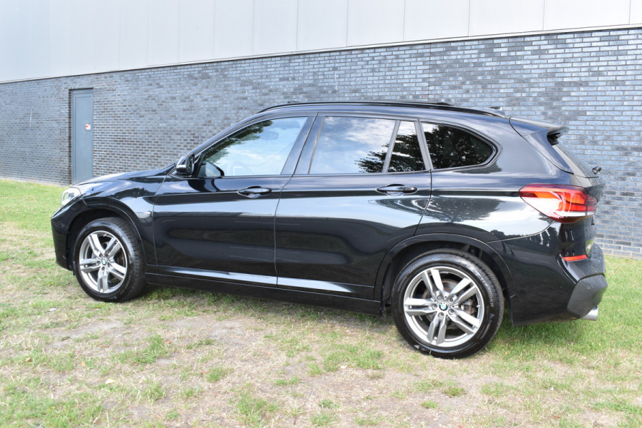 BMW X1 sDrive18i M-Pakket Carplay/Navi Panoradak Automaat Led Stoelverwarming
