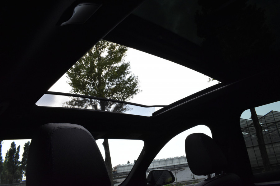 BMW X1 sDrive18i M-Pakket Carplay/Navi Panoradak Automaat Led Stoelverwarming