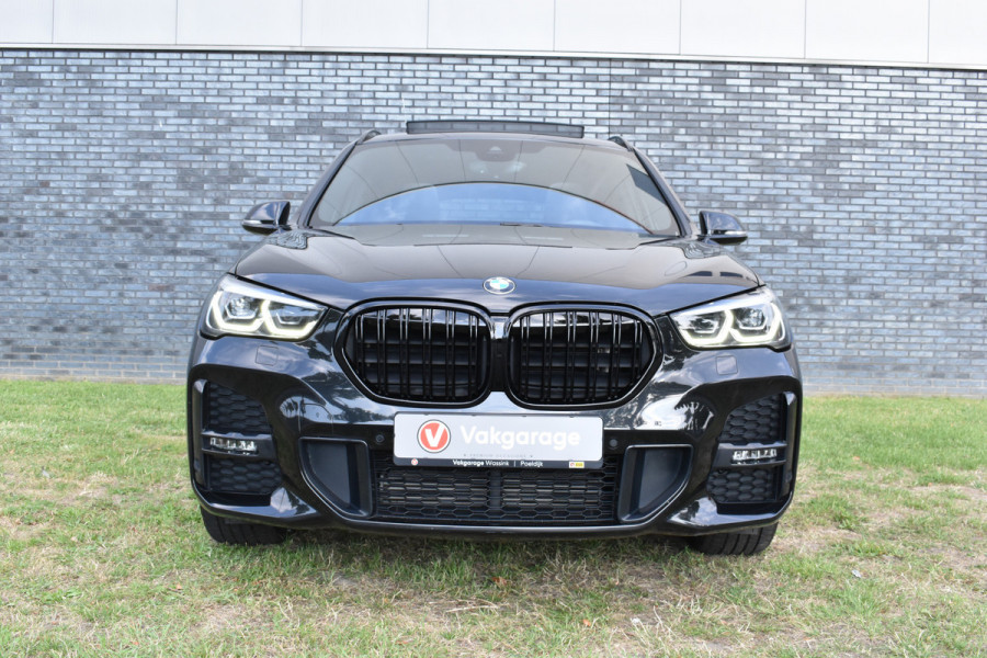 BMW X1 sDrive18i M-Pakket Carplay/Navi Panoradak Automaat Led Stoelverwarming