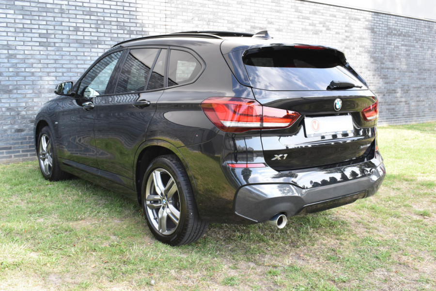 BMW X1 sDrive18i M-Pakket Carplay/Navi Panoradak Automaat Led Stoelverwarming