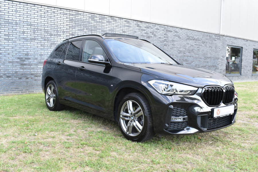 BMW X1 sDrive18i M-Pakket Carplay/Navi Panoradak Automaat Led Stoelverwarming