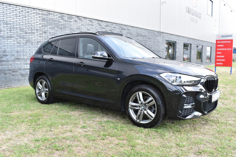 BMW X1 sDrive18i M-Pakket Carplay/Navi Panoradak Automaat Led Stoelverwarming