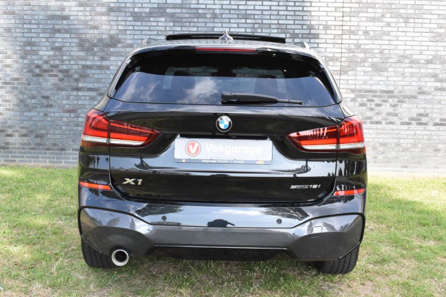 BMW X1 sDrive18i M-Pakket Carplay/Navi Panoradak Automaat Led Stoelverwarming