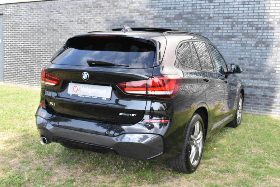 BMW X1 sDrive18i M-Pakket Carplay/Navi Panoradak Automaat Led Stoelverwarming