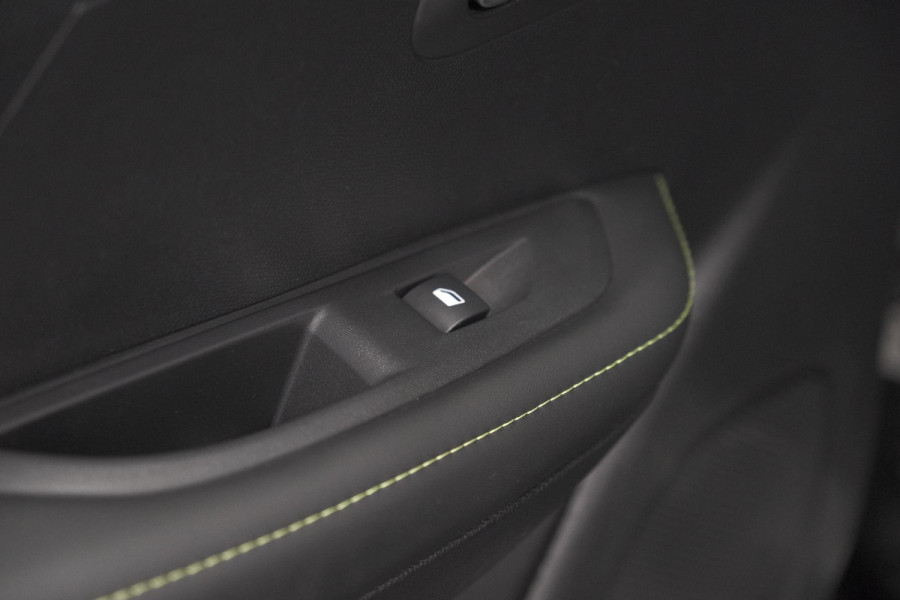 Peugeot 208 1.2 Hybrid 145 e-DCS6 GT | Alcantara Pakket | Camera | Apple Carplay | Stoelverwarming