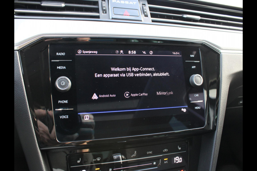 Volkswagen Passat Variant 1.5 TSI Business | PANORAMISCH SCHUIFDAK | WINTER PAKKET | APPLE CARPLAY | TREKHAAK |