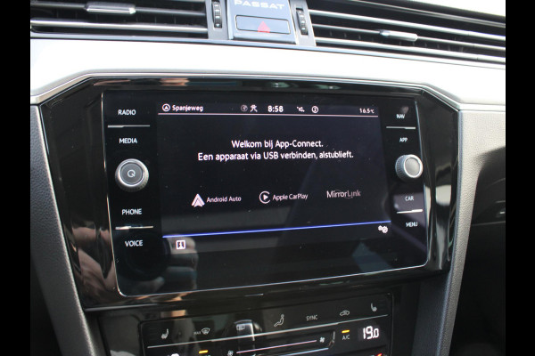 Volkswagen Passat Variant 1.5 TSI Business | PANORAMISCH SCHUIFDAK | WINTER PAKKET | APPLE CARPLAY | TREKHAAK |