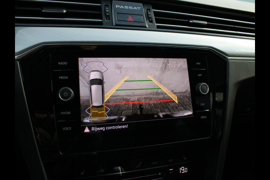 Volkswagen Passat Variant 1.5 TSI Business | PANORAMISCH SCHUIFDAK | WINTER PAKKET | APPLE CARPLAY | TREKHAAK |