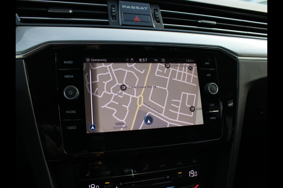 Volkswagen Passat Variant 1.5 TSI Business | PANORAMISCH SCHUIFDAK | WINTER PAKKET | APPLE CARPLAY | TREKHAAK |